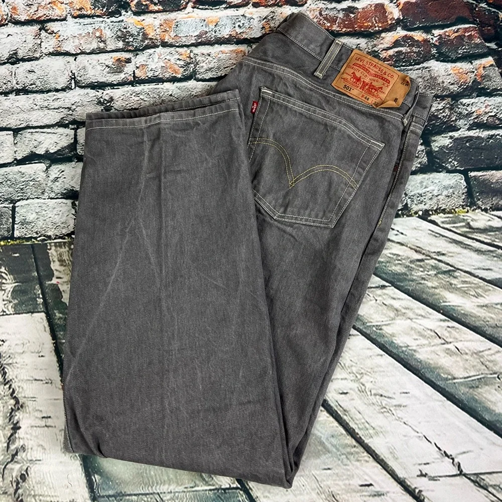 Men’s Gray Levi’s 501 Button Fly Straight 42x30‎